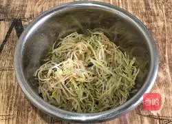Illustration of how to make cold mung bean sprouts 3