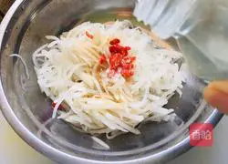 Illustration of how to make sweet and sour radish shreds 4