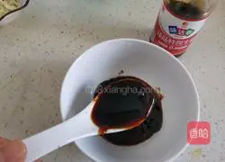 Illustration of how to make three shredded plain rolls with pickles 6