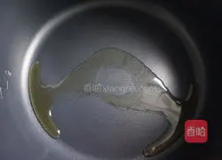 Illustration of how to stir-fry king oyster mushrooms and black vegetables 1