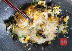 Illustration of how to stir-fry vermicelli with fungus 7