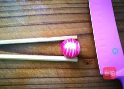 Illustration of how to make radish with osmanthus honey juice 1