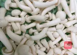Recipe for salt and pepper crispy fried white jade mushrooms 5