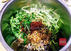 Illustration of how to make cold Guilin rice noodles 7