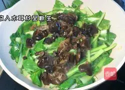 Illustration of how to make fried fungus with Chinese cabbage 3