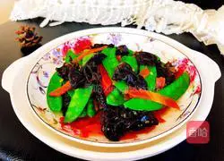 Illustration of how to make fried fungus with snow peas 10