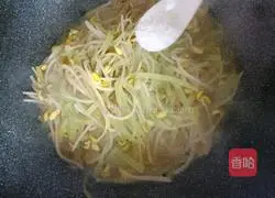 Stir-fry the lettuce until yellow Illustration of how to make bean sprouts 8
