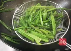 Illustration of how to make garlic spinach stems 4