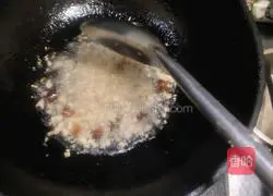 Illustration of how to make shredded potatoes in a private house 3