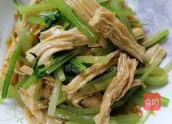 Illustration of how to make celery mixed with yuba 9