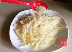 Illustration of how to make steamed potatoes with flour 3