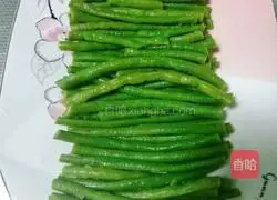 Illustration of how to make sesame sauce and minced garlic mixed with cowpeas 4