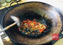 Illustration of how to stir-fry pickles 3