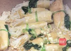 Illustration of how to make enoki mushroom bean skin rolls 9