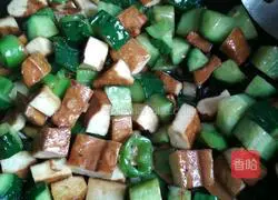Illustration of how to stir-fry cucumbers and green peppers until fragrant 10
