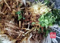 Illustration of how to make spicy and sour papaya mixed with shredded radish 4