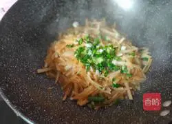 Illustration of Braised Shredded Radish 6