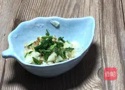 Illustration of how to make cucumber peeled egg flowers 3