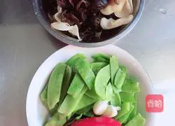 Illustration of how to make braised mixed vegetables with two ears (detoxification and intestinal cleansing)