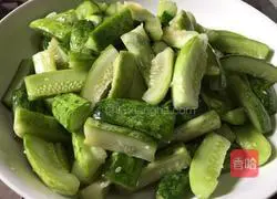 Illustration of how to make spicy cucumber 3