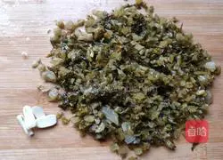 Illustration of how to stir-fry pickles and broad beans 2