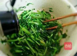 Illustration of how to make stir-fried garlic chrysanthemum 7