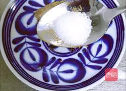 Illustration of how to make salt and pepper lotus root slices 7