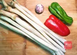 Illustration of how to make stir-fried lotus root strips 1
