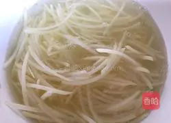 Illustration of how to make fruit mixed with shredded potatoes 3