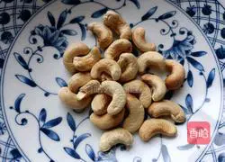 Illustration of how to make fried lettuce with cashew nuts 3