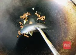 Illustration of how to make sea rice, salted egg and bamboo shoot leaf soup 4