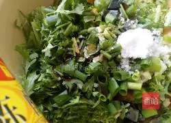 Illustration of how to make preserved eggs with bitter chrysanthemums 9