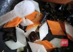 Illustration of how to stir-fry carrot, yam, fungus and yam 10