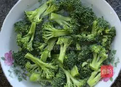 Illustration of how to make garlic broccoli salad 1