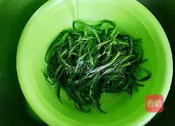 Illustration of how to make cold water spinach 2