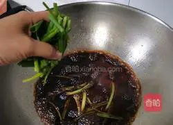 Illustration of how to cook black fungus with green onion 7