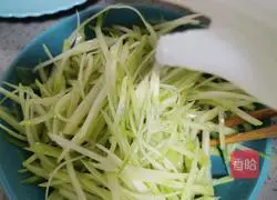 Illustration of how to make stir-fried chayote 9