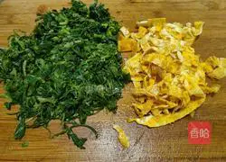 Illustration of how to make garlic egg skin with shepherd's purse 7