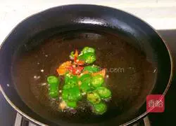 Illustration of how to make fried eggs with peppers 3