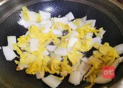 Illustration of how to make hand-shredded baby cabbage with minced garlic 5