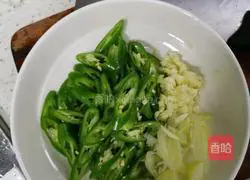Illustration of how to make green pepper and potato shreds 2