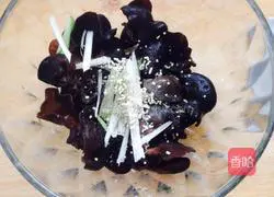 Illustration of how to make mustard cold black fungus 6