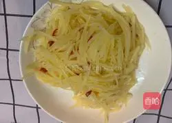 Illustration of how to make spicy and sour potato shreds 9