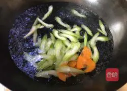 Illustration of how to stir-fry celery and lily 8