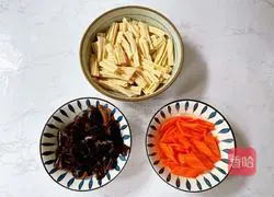 Illustration of how to stir-fry fungus with yuba 4