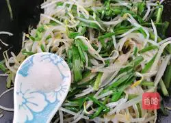 Illustration of how to stir-fry bean sprouts with leeks 8
