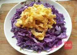 Illustration of how to make purple cabbage and scrambled eggs 4