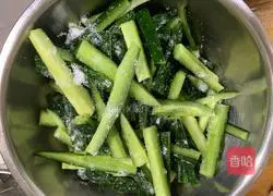 Illustration of how to make pickled cucumber 5