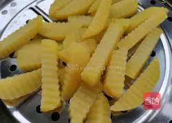 Illustration of how to make wolf tooth potatoes 5