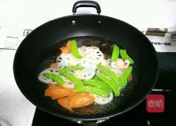 Illustration of how to make lotus pond stir-fry 7